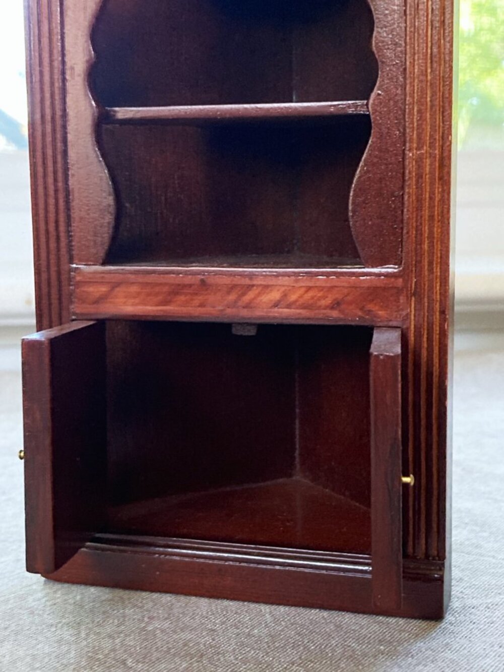 Dollhouse Miniature Corner Cabinet Mahogany Sonia Messer Imports, Colombia - Picture 5 of 10